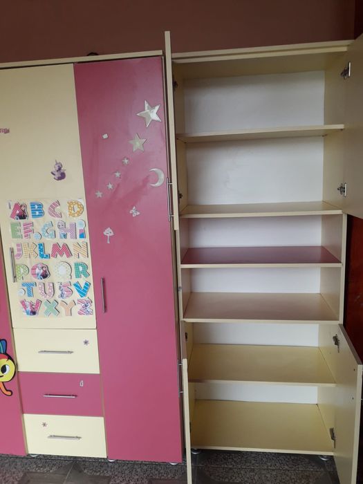 Vând dulap dormitor în stare buna