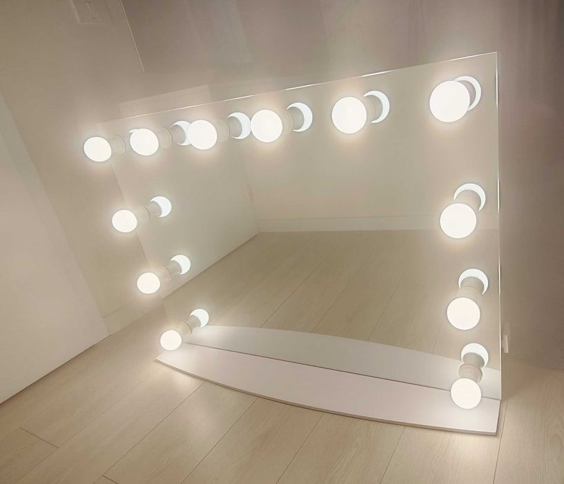 Vând oglinda make-up