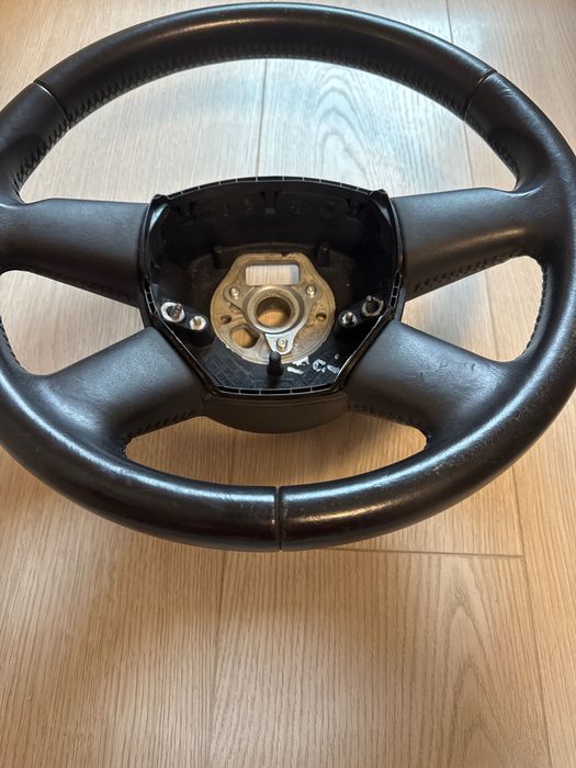 Audi A4 B7 кожен волан Ауди А4 Б7