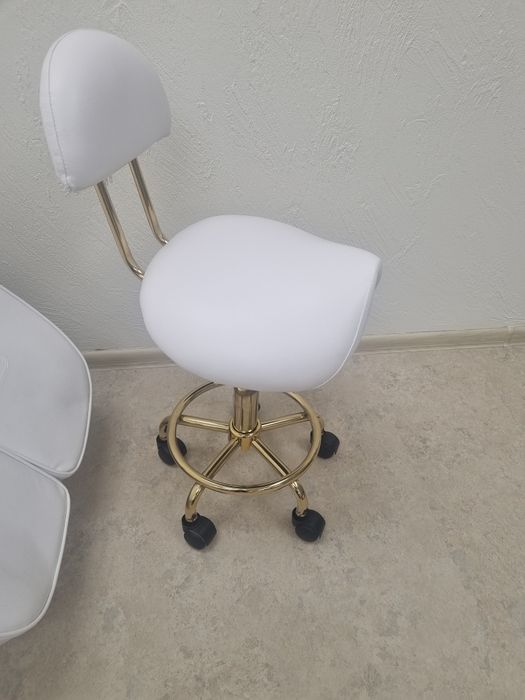 Стол за педикюр с табуретка