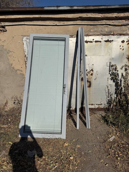 Дверь алюминевая стеклянная