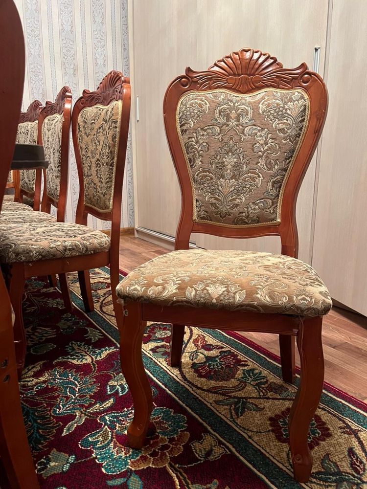 Стол со стульями в отличном состоянии