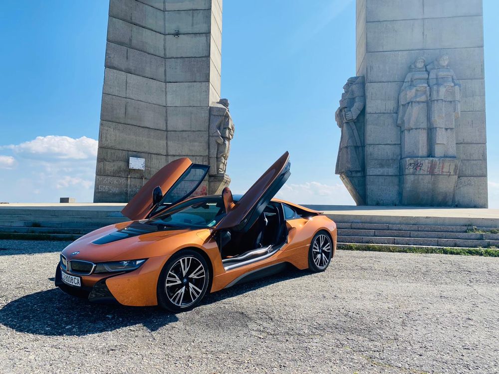 Кола под наем за абитурентски бал BMW i8