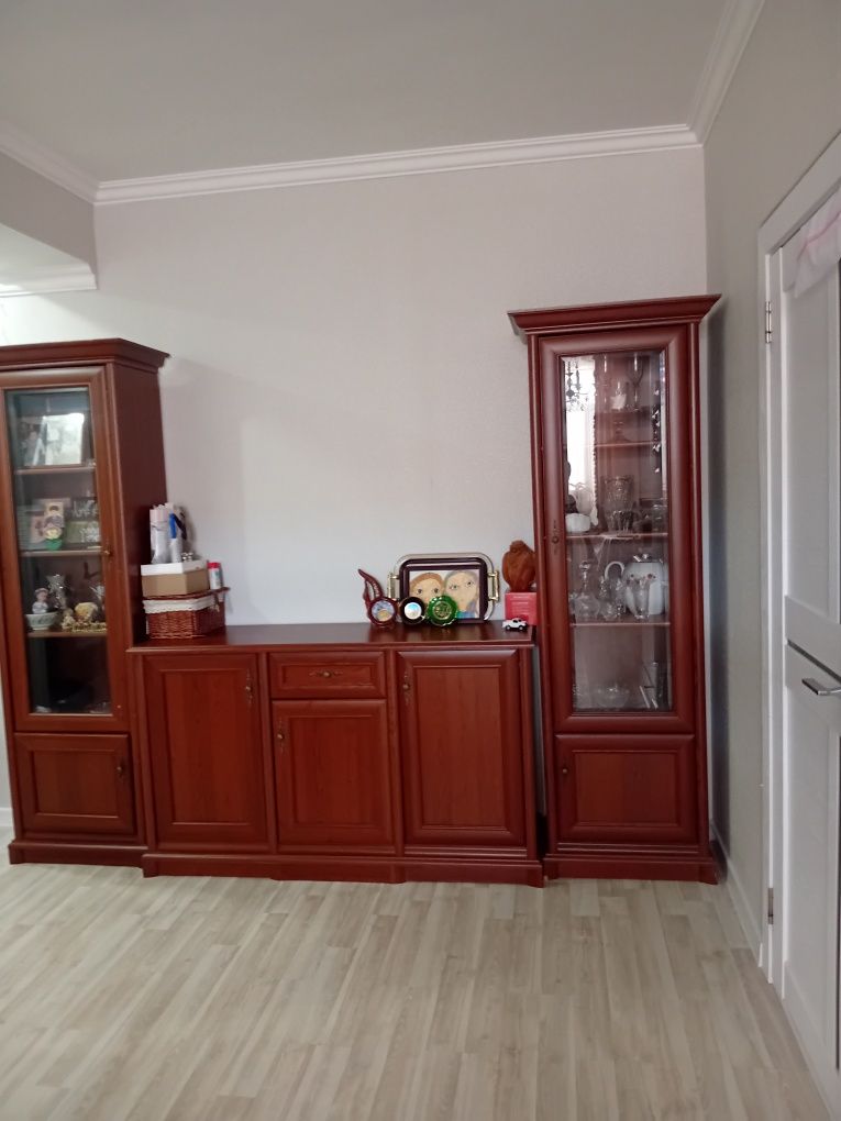 Продам шкаф сервант стенка