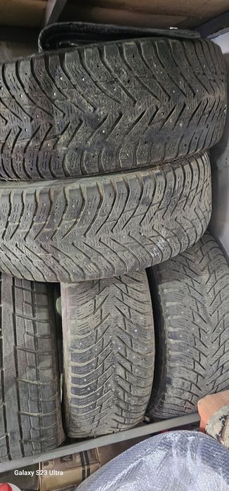 Продам зимние шины б/у Nokian комплект 4 шт и Yokohama 1 шт