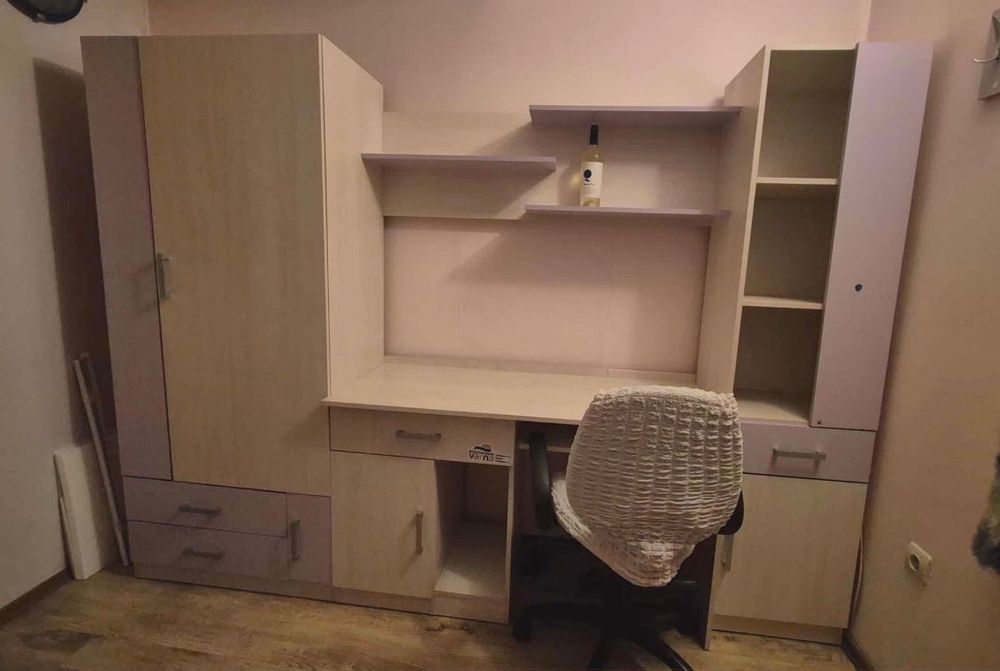 Гардероб с бюро и модул с рафтове