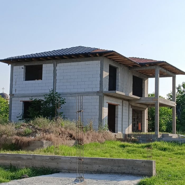 Execut lucrări: Case,Vile la roșu Acoperișe Garduri  placi