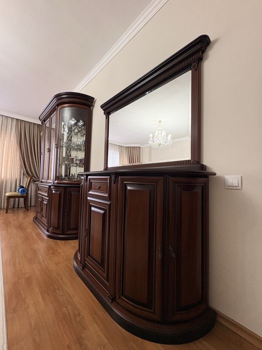 Сервант и комод с зеркалом