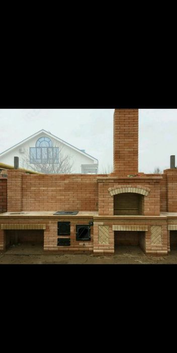 Команда мастеров строит летние кухни, барбекю, очаги