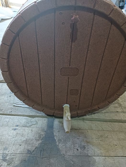 Vând butoi vin sau tuică.