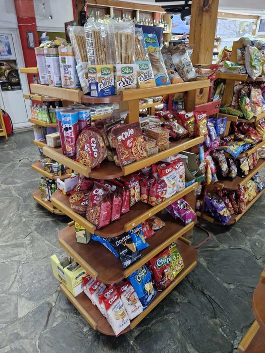 Дървени стелажи за магазин