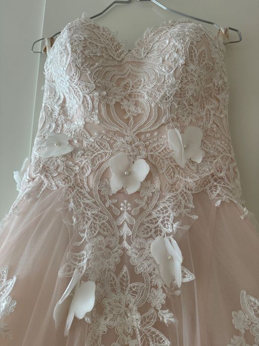 Сватбена рокля с воал и 2 кринолина, размер от М до XL. Почистена!