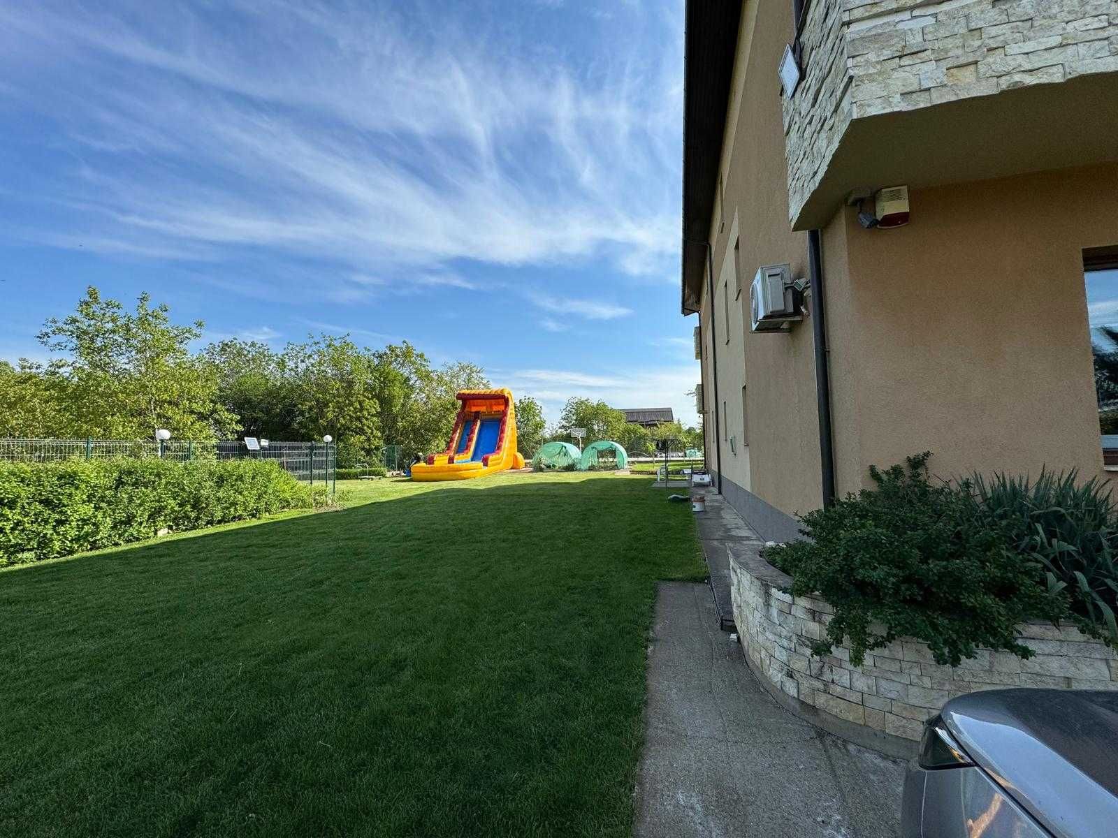 Închiriem Topogan Gonflabil Cu Apa Piscina