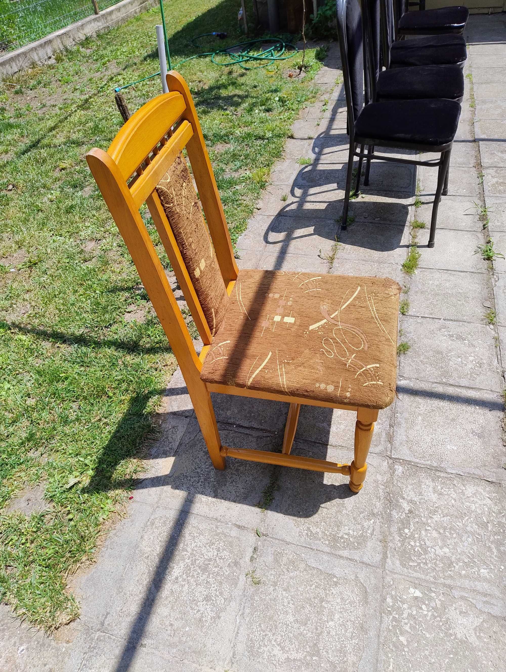 Продавам  6 бр.дървени трапезни столове