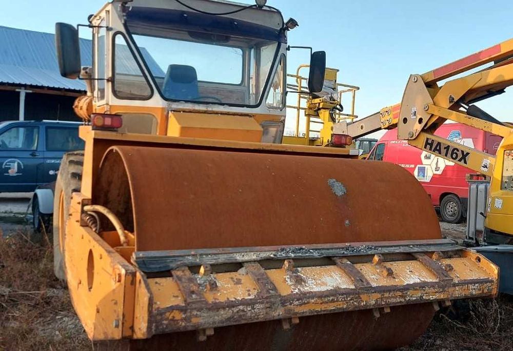 Închiriem Cilindru compactor DYNAPAC CA25D