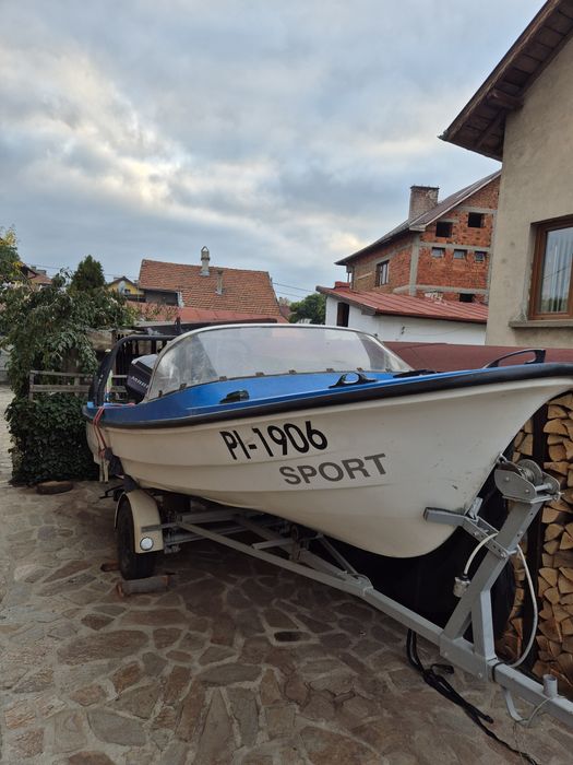 Продавам лодка с колесар ,не е регестрирана ,мотор 50 к маринер