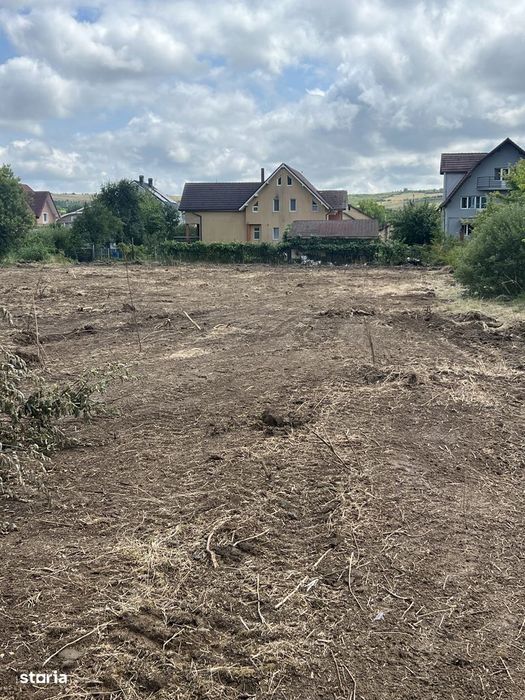 Vând 7 arii teren intravilan toate utilitățile la strada