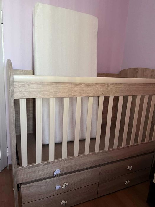 Детска кошара с люлеещ механизъм и матрак