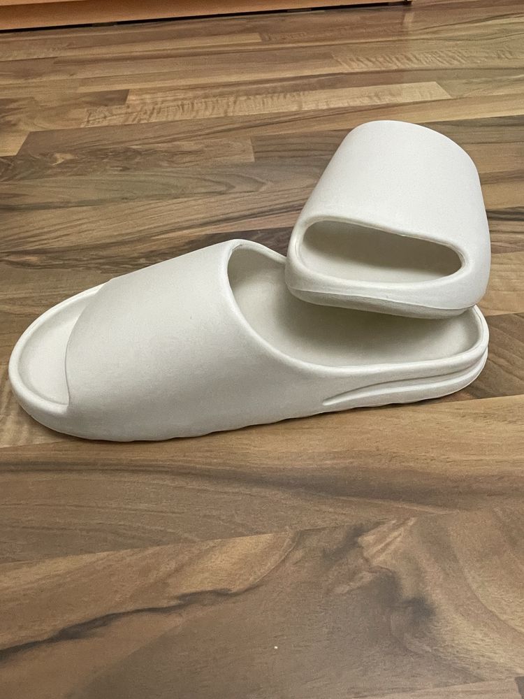 Yeezy slide “Bone”