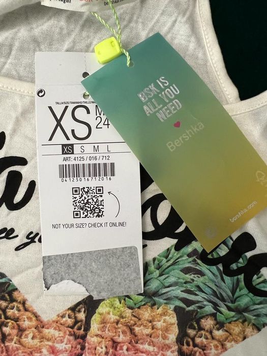 Bluză Bershka nouă cu etichetă, albă cu imprimeu mărimea xs