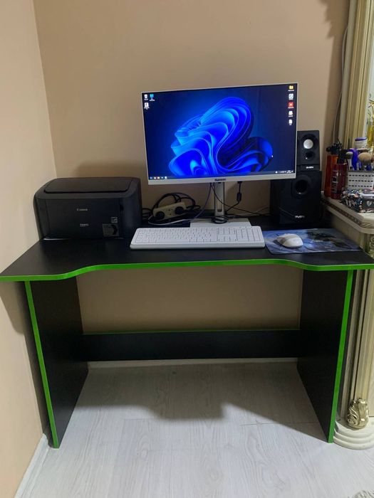 Компьютер, принтер и компьютерный  стол