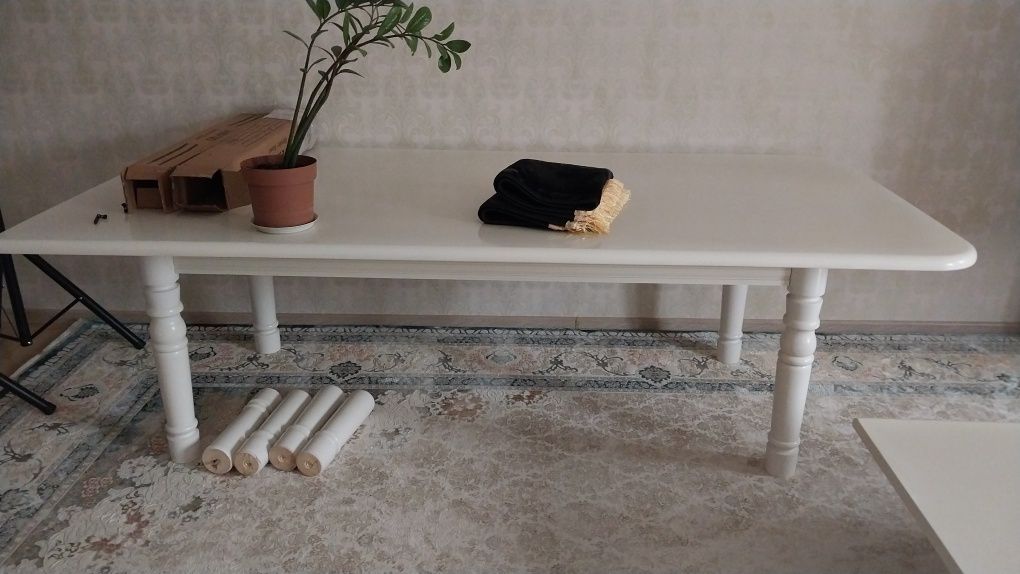 Стол гостинной  две штук