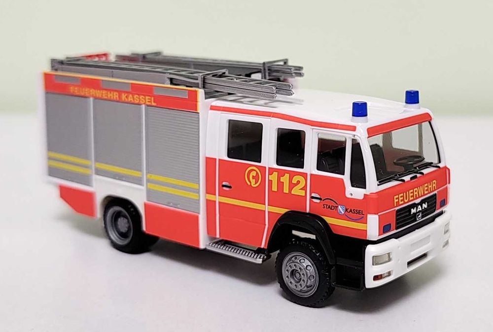 Macheta 1:87 camion pompieri Man LE2000 LF HERPA 046664, diorama H0
