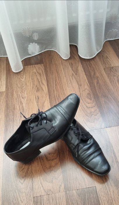 Pantofi bărbați aproape noi purtați câteva ore.