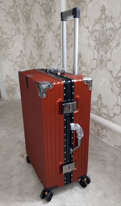 Продаю новый чемодан в редком ретро-дизайне