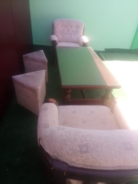 Masa cu doua scaune sí doua taburet ideál pentru living sau terasa aco