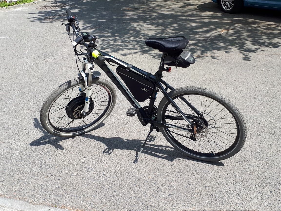 Bicicleta Cube Aim cu motor electric