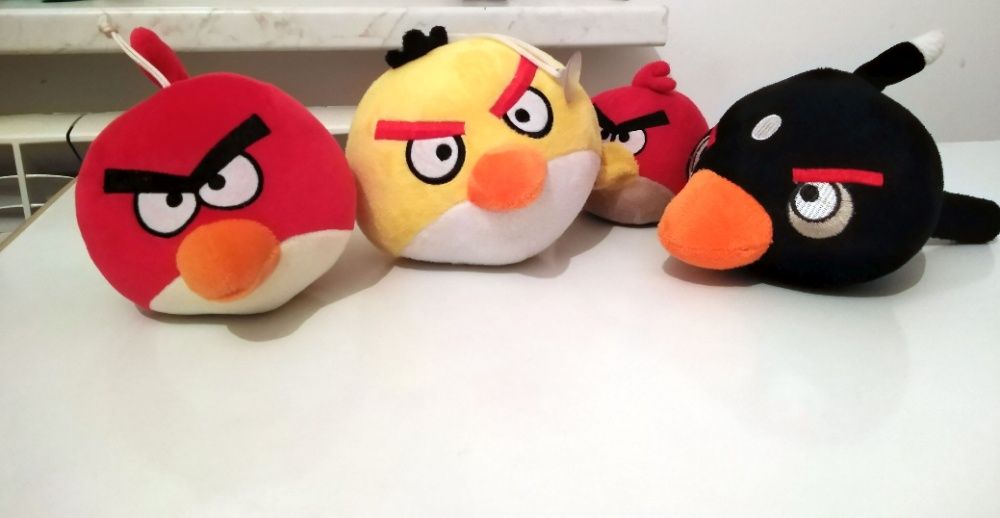 Set Angry Birds de plus rosu negru galben 13 cm + rosu 10 cm