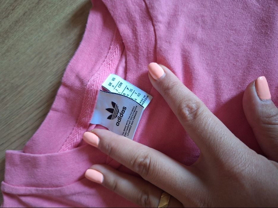 Adidas Дамска Тениска с Червен Акцент