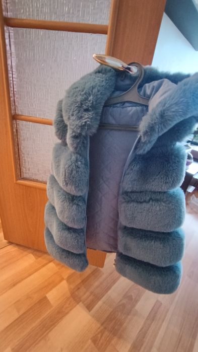 Продаю меховую жилетку на девочку, очень теплая, в отличном состоянии