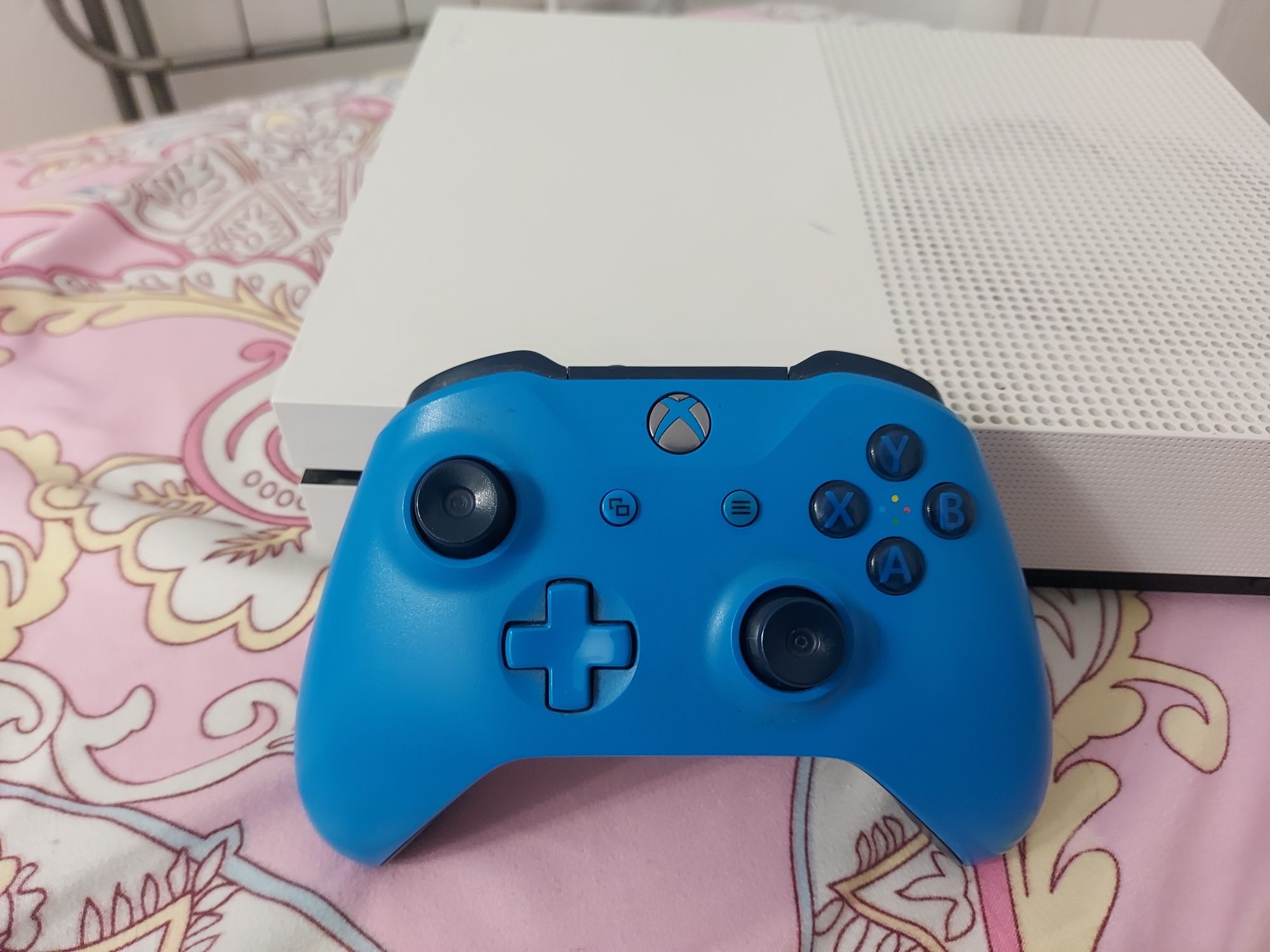 продам xbox one s СРОЧНО