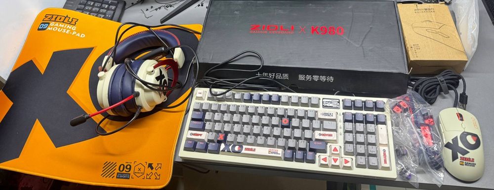 Klaviatura naushnik mishka kovrik komplekt sotiladi