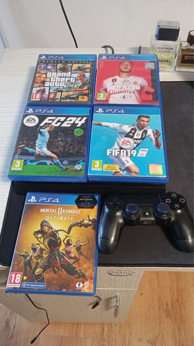 Плейстейшън 4  с пет игри и един контролер