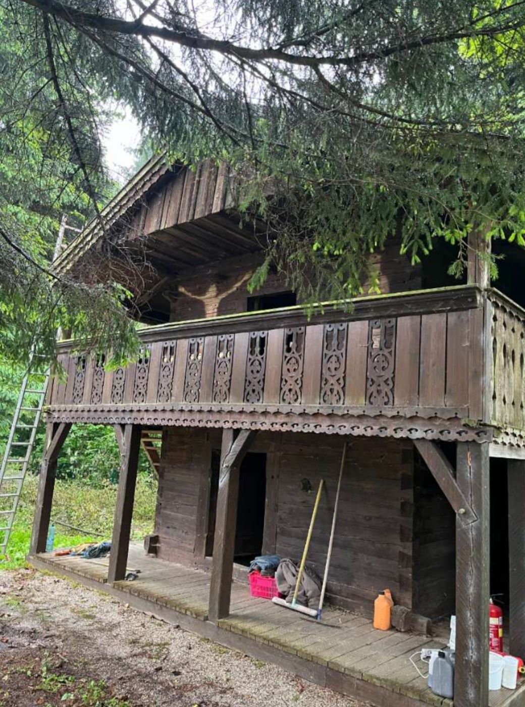 Casa din lemn veche