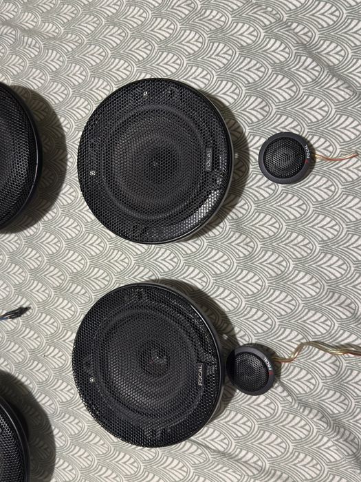 Vand linie audio Alpine, cu statie si boxe Focal