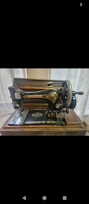 Mașina de cusut manuala antica