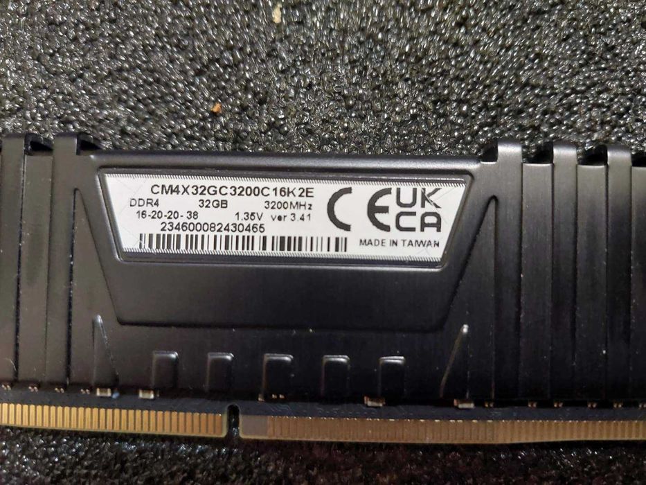 32GB, 3200Mhz DDR4 - Corsair Vengeance LPX 1x32GB