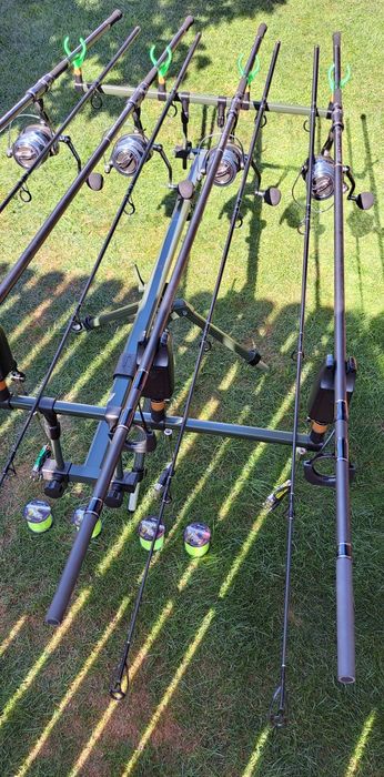 Set Pescuit,4 Lansete 3,90m,2 segm+4Mulinete Aquapro 10.000+Rod Pod