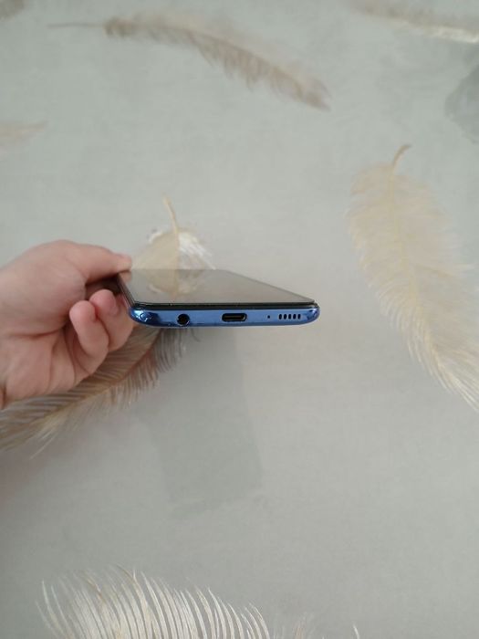 Samsung A 40 sotiladi.