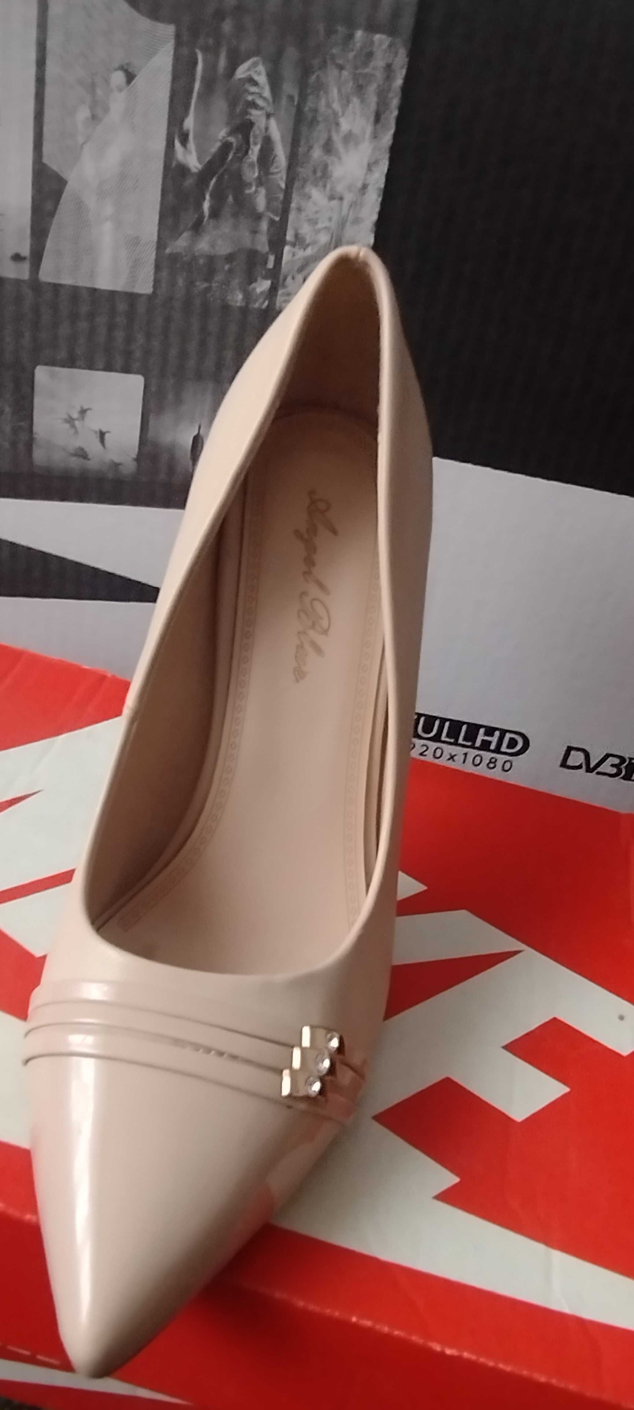 Vând pantofi stiletto