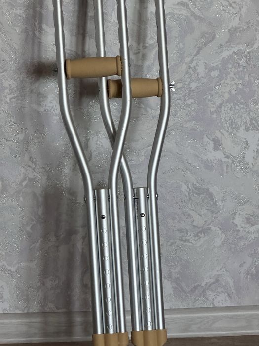 Продам детские костыли