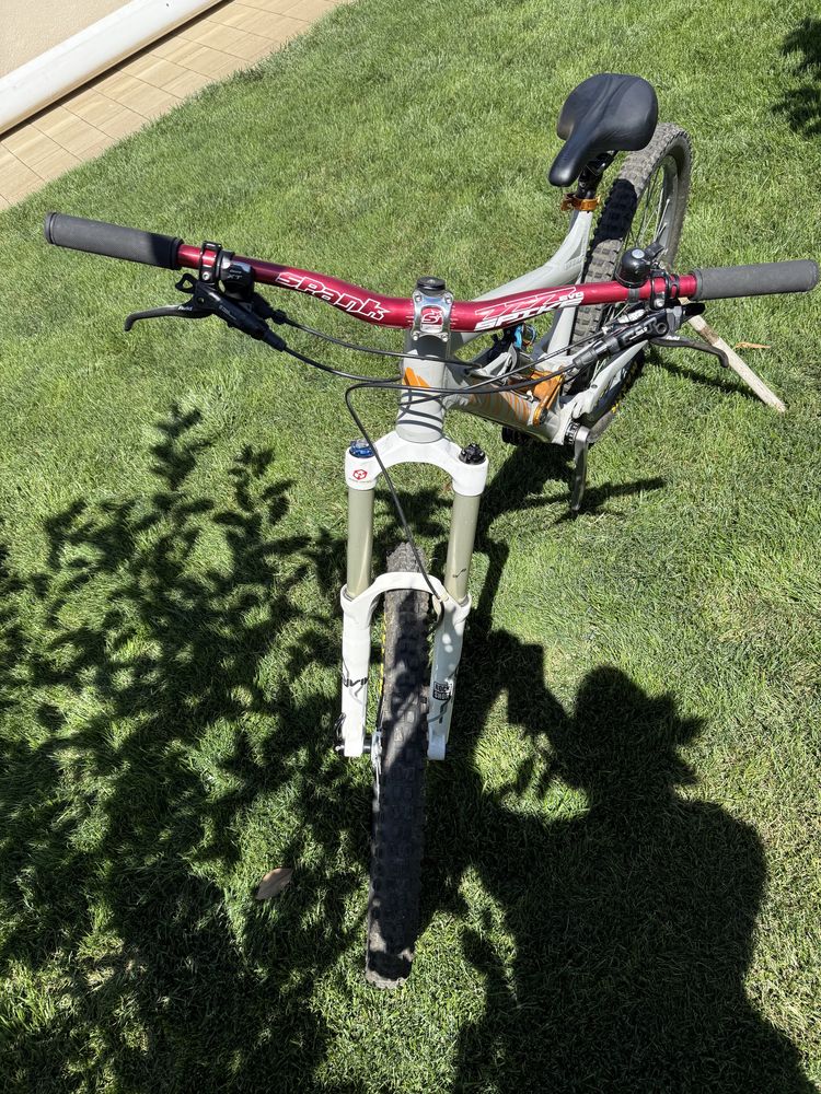Enduro Downhill Canyon Torque F8 M, RockShock Lyrik Shimano Saint