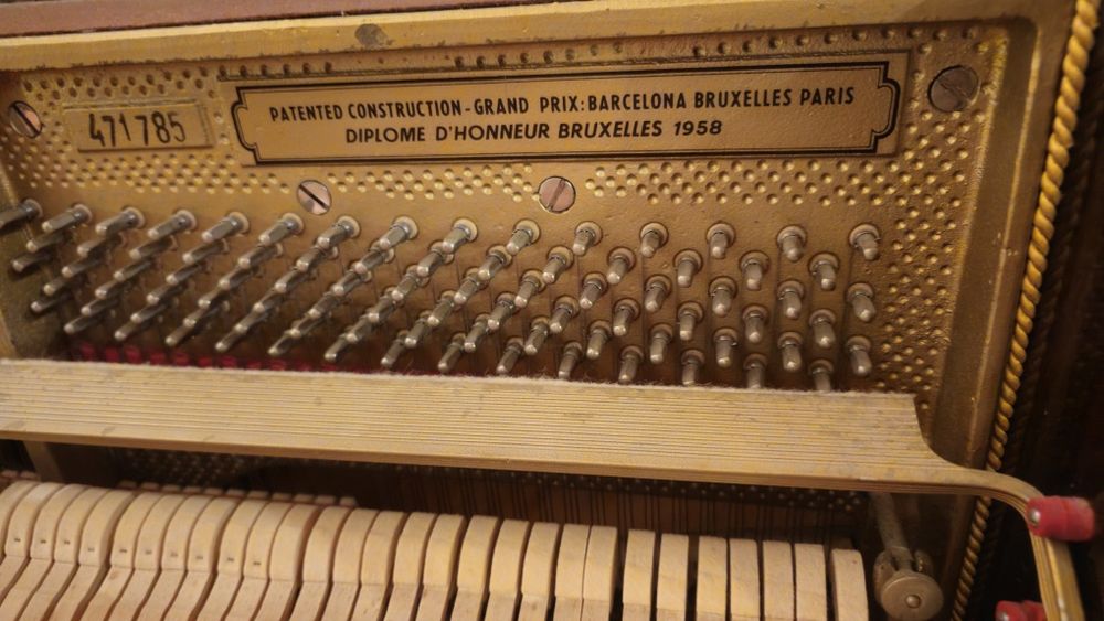 Pianina Petrof placa de bronz