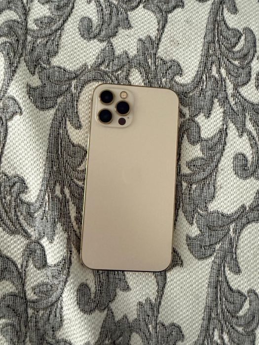 Iphone 12 б/у в хорошем состоянии.