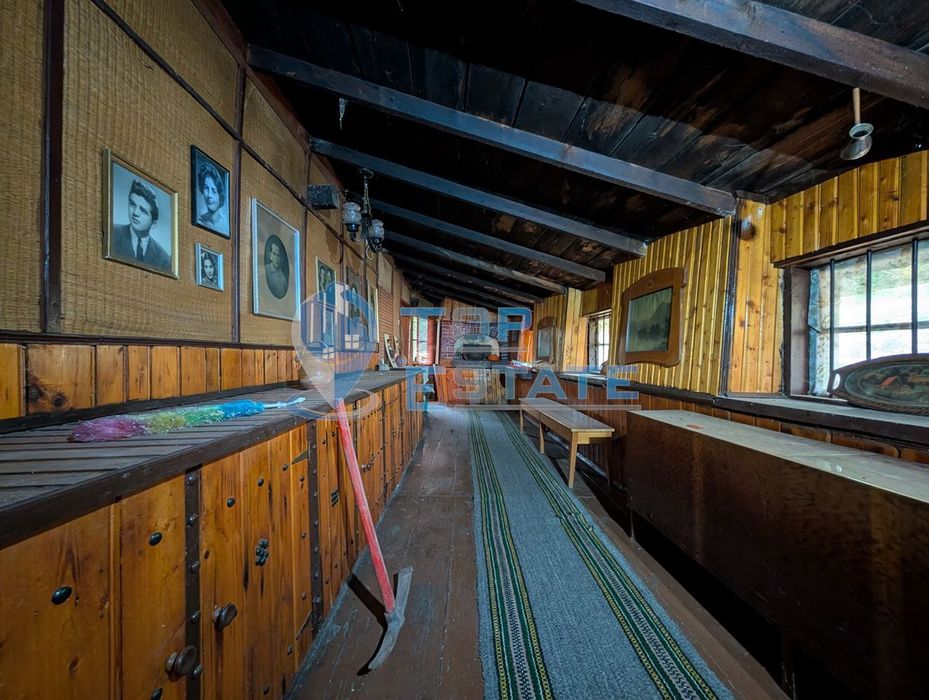 Двуетажна автентична къща с голям двор в село Лесичарка