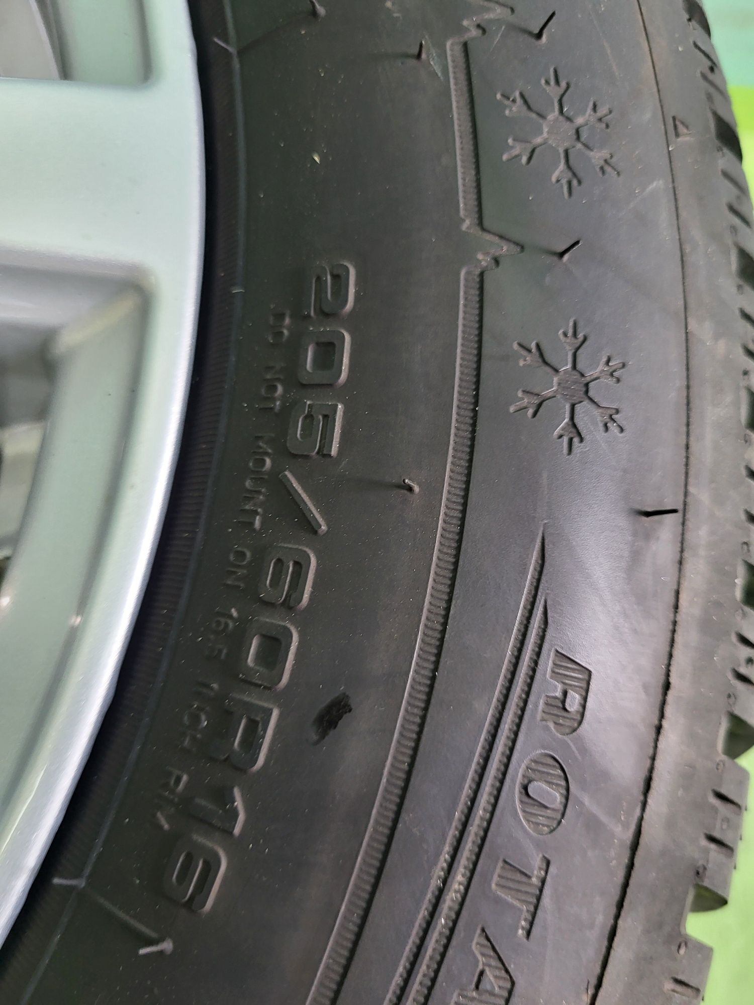 2 бр 205/60/16 Dunlop дот 2023г зимни гуми